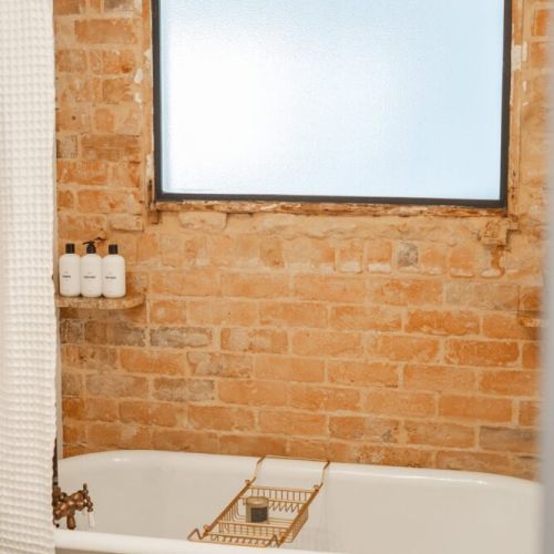 "This house has the perfect location, all the amenities you could want and more, the bedding was divine. The claw tub?! The whole house just makes you glide into one room after another you feel like you’re a main character in a movie."
-Kylla