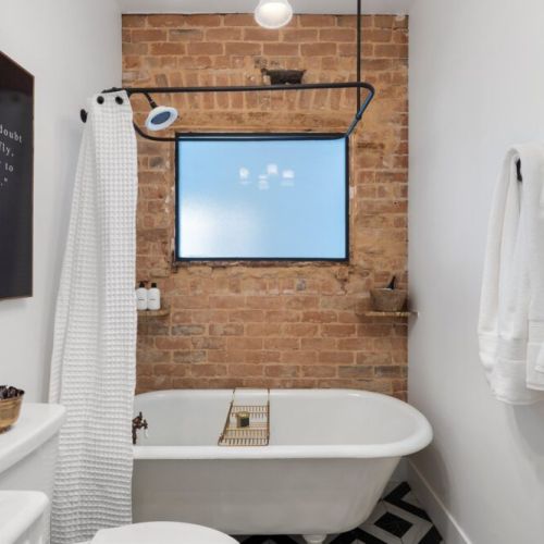 "What a find. A spacious, well stocked, home away from home. We had 4 adults staying, there was enough room for us with plenty of privacy."
-Maryann