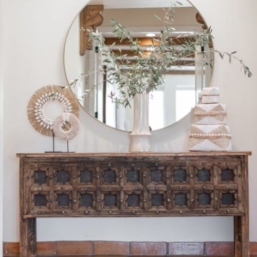 Casual elegance meets the enchanting desert