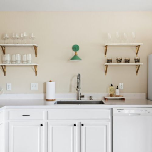 A light and bright Scottsdale kitchen—modern, airy, and minutes from WestWorld.