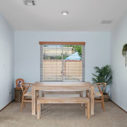 Dining room that seats 6
