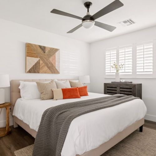 Second ensuite master with king bed and TV