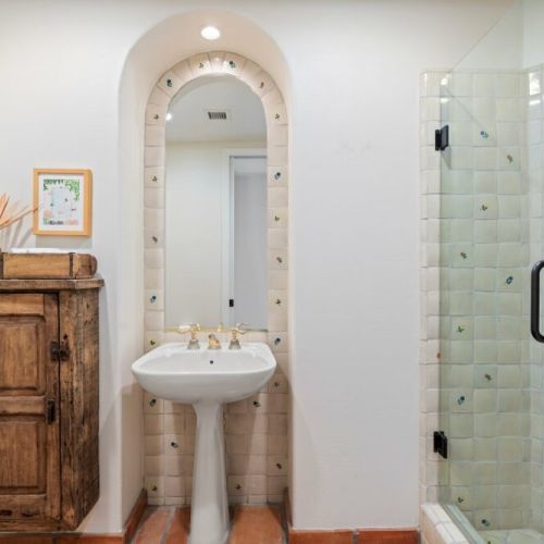 Charming Spanish tile with divine arches