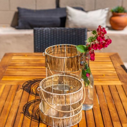 So many pops of desert colors