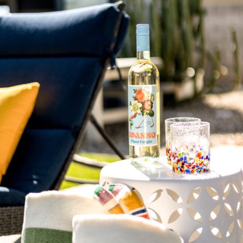 Drinks by the pool, anyone?