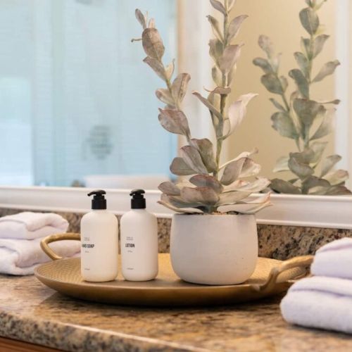 "Lovely getaway!! Great neighborhood and very quiet!! Greatest host!!! We needed last minute staycation and Jackie was superb host and sooo helpful!! We had great time!!! Thx a bunch"