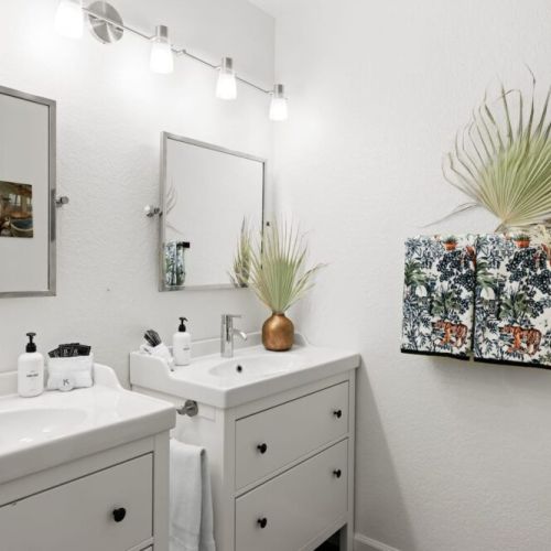 Secondary bathroom with tub/shower and dual vanities