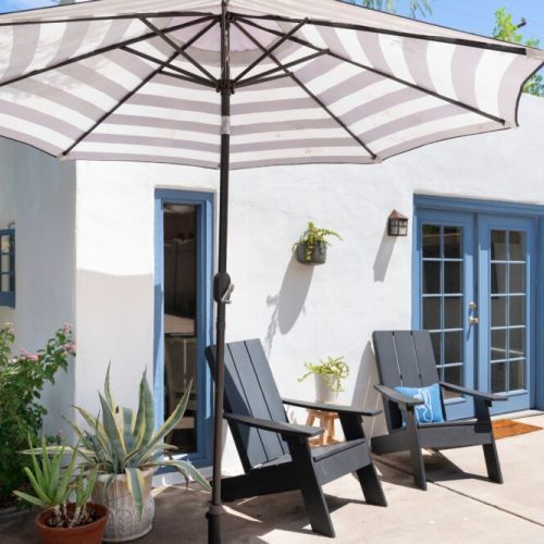 The separate bungalow in the back can be rented in addition.