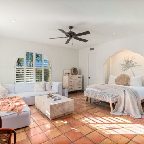 Secondary master with ensuite bath and sitting area