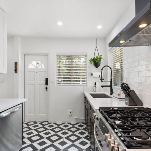 "The kitchen was well-stocked with everything we needed, including a water filter, K-cups, and big ice cubes. Jackie also provided thoughtful touches like coffee biscuits, and Trader Joe's cookies.. The wifi connection was fast and reliable."