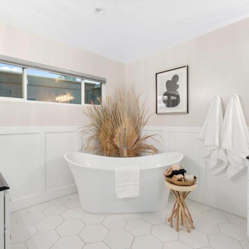 Master bath retreat with stand alone tub