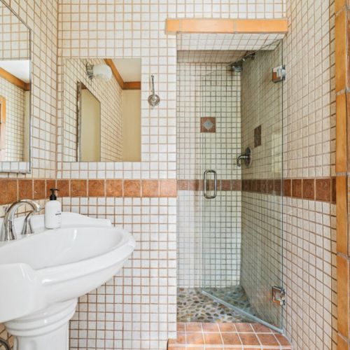 Bathroom 3 in the third bedroom with a walk in shower + eco friendly soaps.