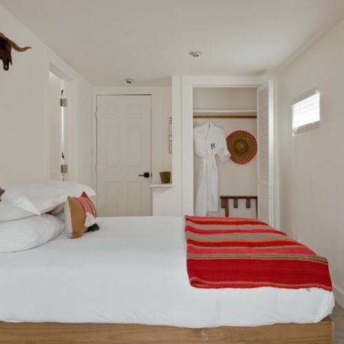 "We had a great stay here! Jackie was super responsive to all our messages. I left my wife and dogs here while I flew back to Canada so a safe and comfortable space that wasn’t to expensive was ideal. We loved this space." -  Garron