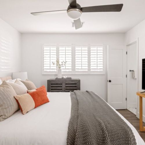 Immaculate with pops of desert colors