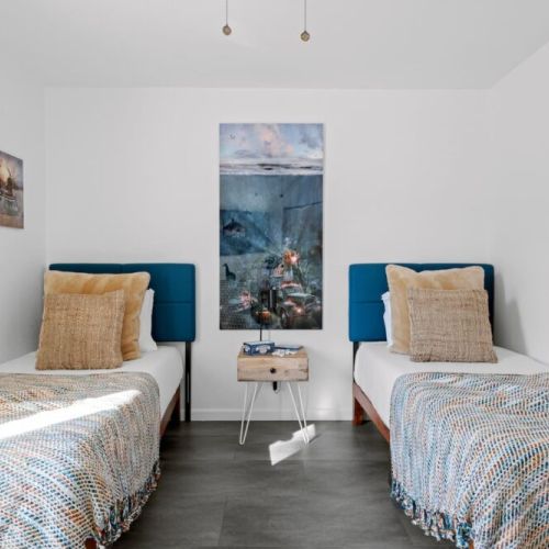 Spacious room with twin beds