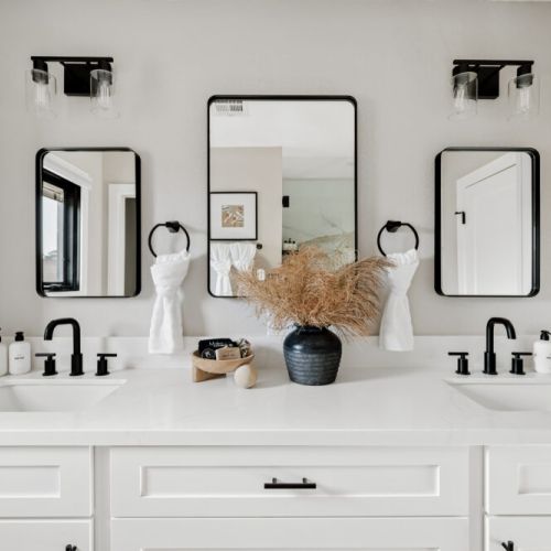 Full En-Suite Master Bath w/ double sinks