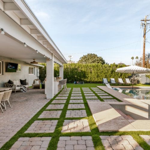 The gorgeous backyard with all the pleasures of a Phoenix stay.