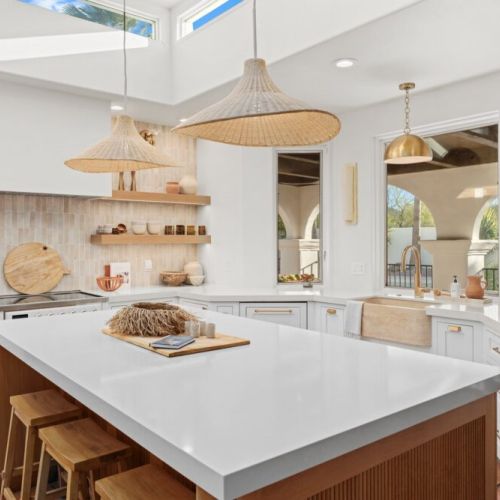 Breathtaking kitchen overlooking the pool