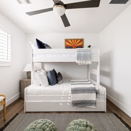 Bunk room with TV + kids' games