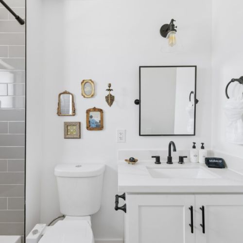 Second bath with single sink and bathtub