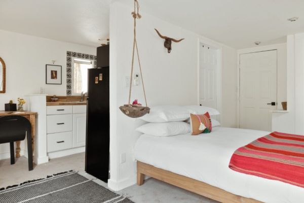Spanish bungalow, walkable to food, parks, events