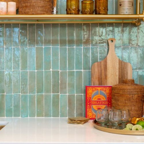 Crafts exquisite cocktails