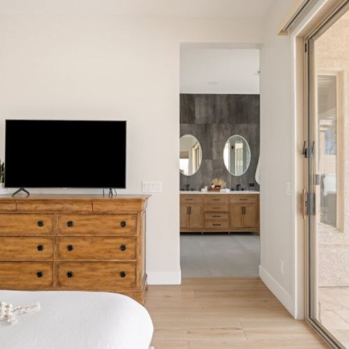 "Lovely getaway!! Great neighborhood and very quiet!! Greatest host!!! We needed last minute staycation and Jackie was superb host and sooo helpful!! We had great time!!! Thx a bunch." -Alex