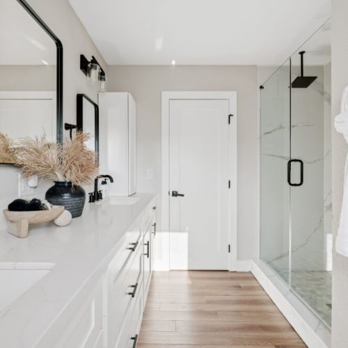 Master Bath w/ walk-in shower